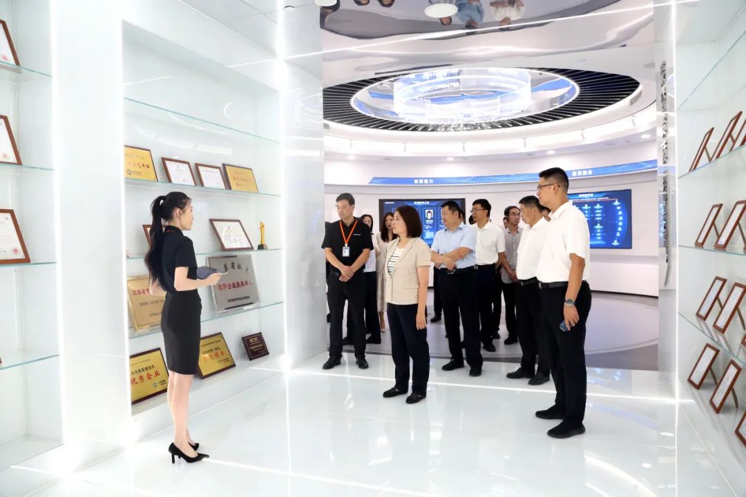 徐州市副市長郭曉敏一行(háng / xíng)莅臨艾可艾姆科技調研